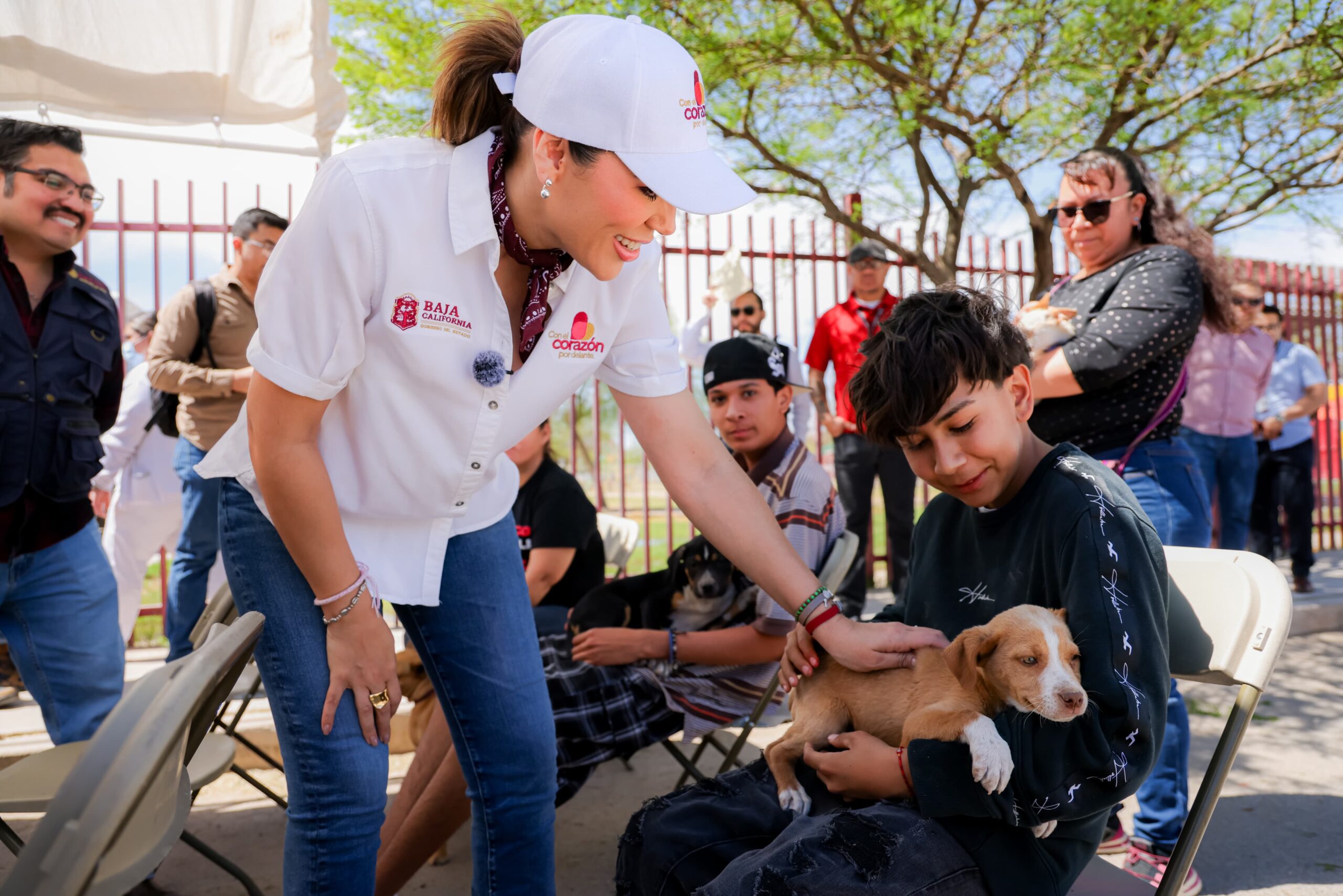 Acerca Gobernadora Marina del Pilar Programa «Corazones» a familias de Los Santorales con salud, obras viales y binestar
