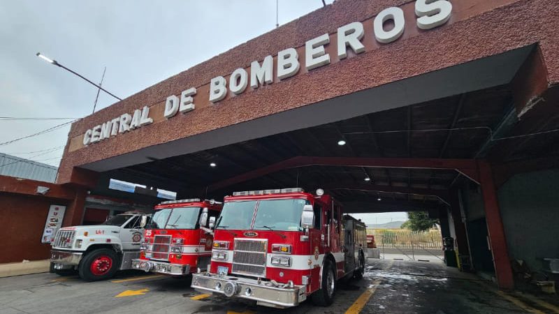 Contienen incendio de 3 vehículos en  Zona Río gracias a pronta respuesta de Bomberos