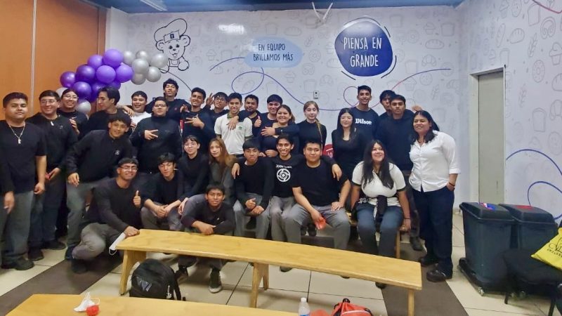 Visitan estudiantes de CONALEP Mexicali I empresa BIMBO