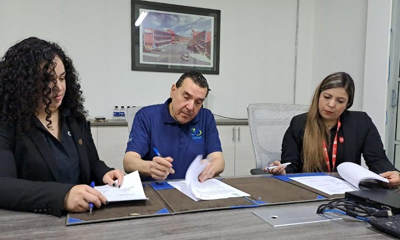 Firman CESUN Universidad y Toyota Oriente convenio para fortalecer la vinculación educativa
