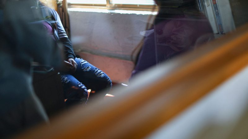Narco mexicano alimenta filas de "pollitos de colores" con niños