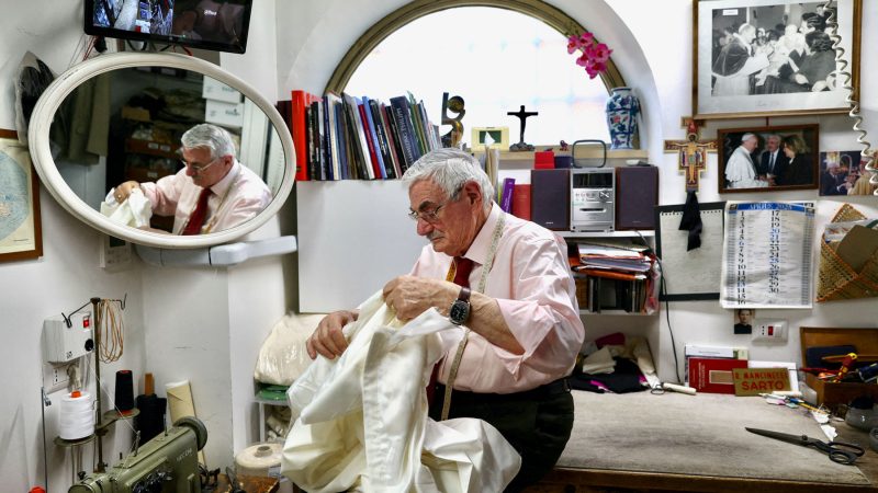 ¿Quién vestirá al nuevo papa? Sastrerías del Vaticano alistan competencia