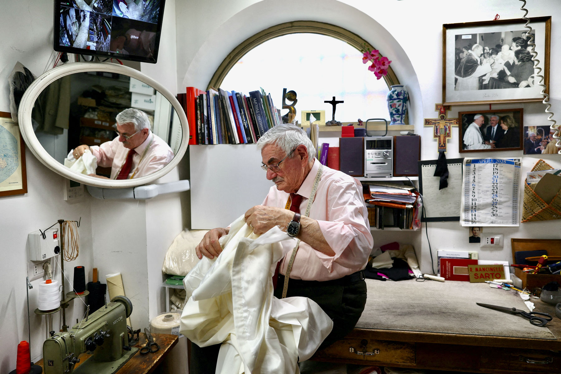 ¿Quién vestirá al nuevo papa? Sastrerías del Vaticano alistan competencia