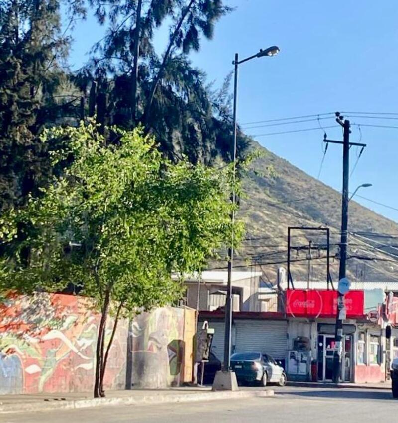 Gobierno de Tecate instala luminarias nuevas en el descanso
