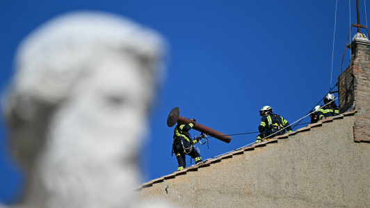 El Vaticano instala una chimenea sobre la Capilla Sixtina para las señales de humo del cónclave