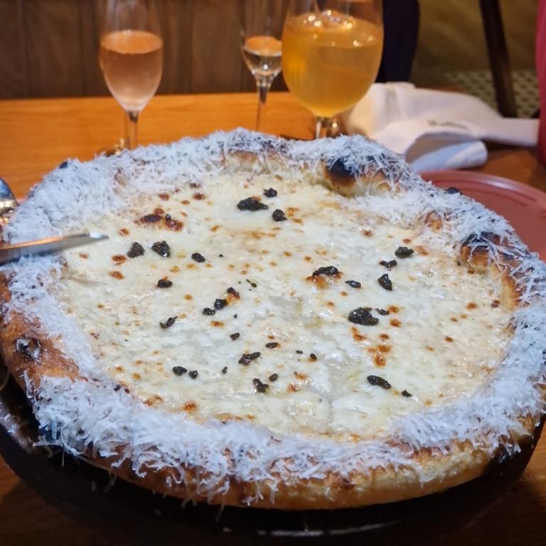 ¿Dónde comer pizza y pasta? En esta ostería italiana todo se cocina a la vista