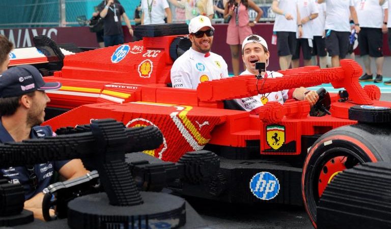 Biplazas de Lego se roban la atención en desfile antes del GP de Miami de la F1