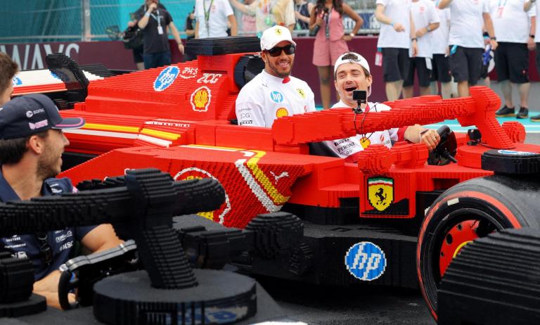 Biplazas de Lego se roban la atención en desfile antes del GP de Miami de la F1