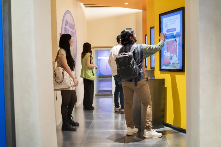 “Tu Yo del Futuro” puede dejar de preocuparse de sus finanzas personales con la nueva sala inmersiva del MIDE