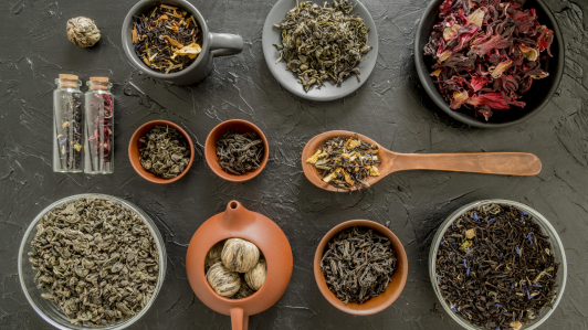 ¿Té o infusión? Qué sí lleva cafeína y qué no, te lo explicamos fácil