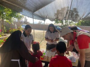 Celebran el día de la niña y el niño estudiantes de CONALEP Tecate en Casa Hogar Santa Clara