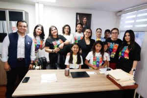 Recibe Alfredo Álvarez Cárdenas a Roxahaní Ginez Hernández, niña Secretaria General de Gobierno