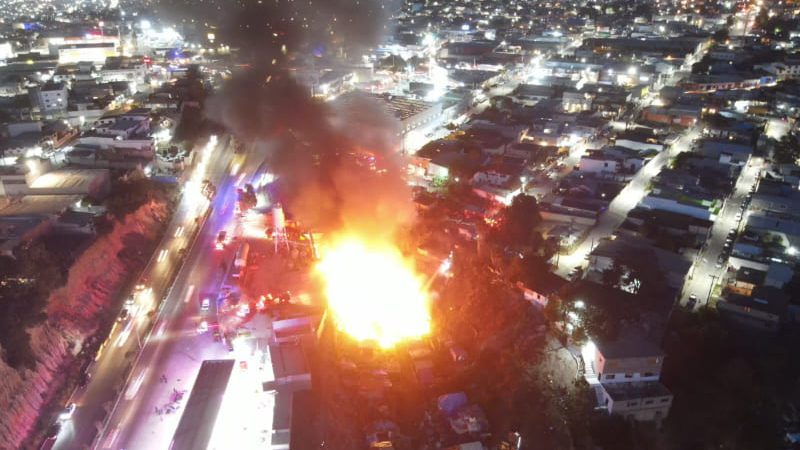 Voraz incendio arrasa con al menos 10 viviendas en la colonia El Soler