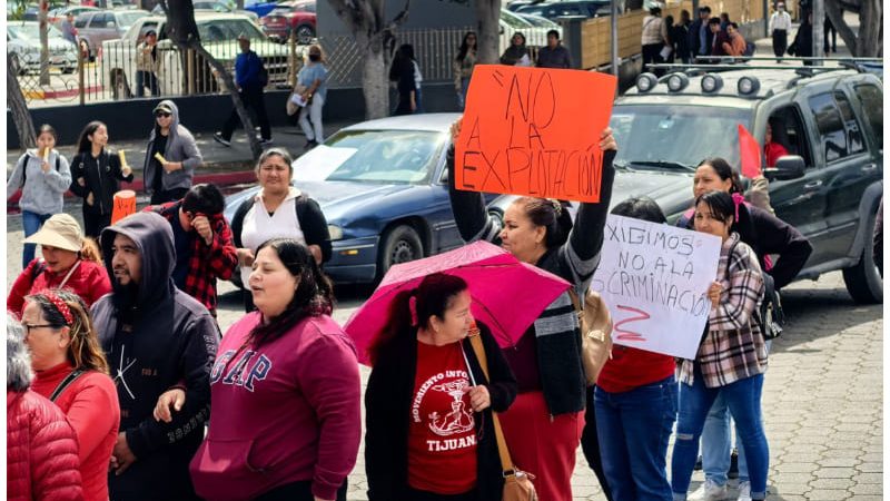 Obreros de Antorcha Campesina exigen reducción de jornada laboral durante marcha del 1° de Mayo en Tijuana