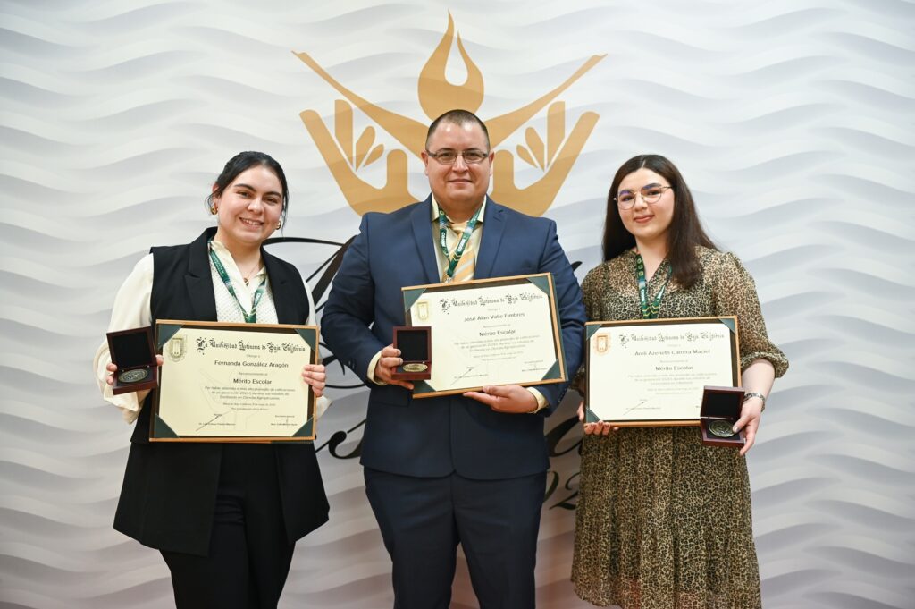 Reciben el Mérito Escolar 355 egresadas y egresados de la UABC por su excelencia académica