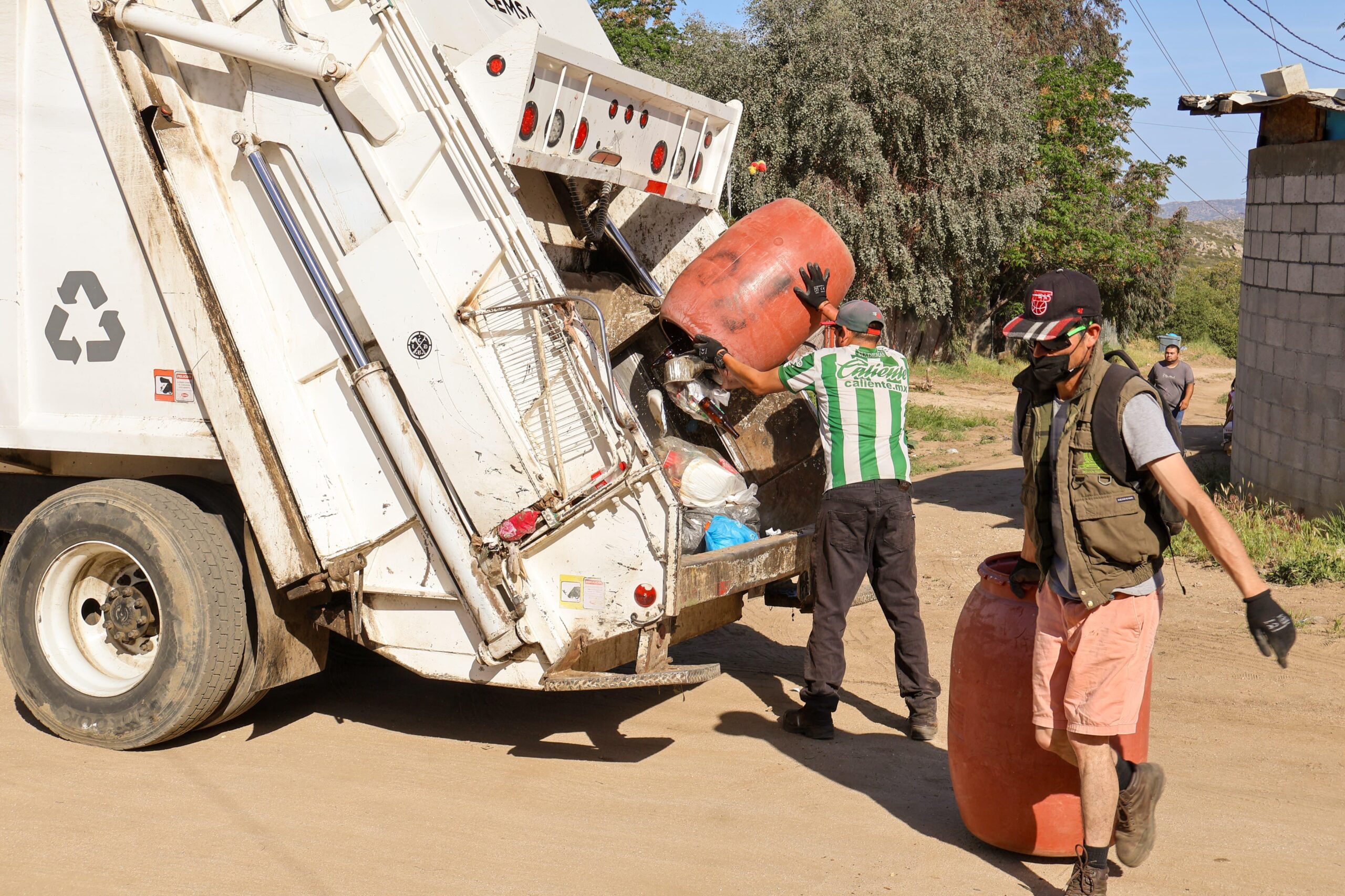 Alcalde de Tecate cumple: Arrancan nuevas rutas de recolección de basura en Zona Rural