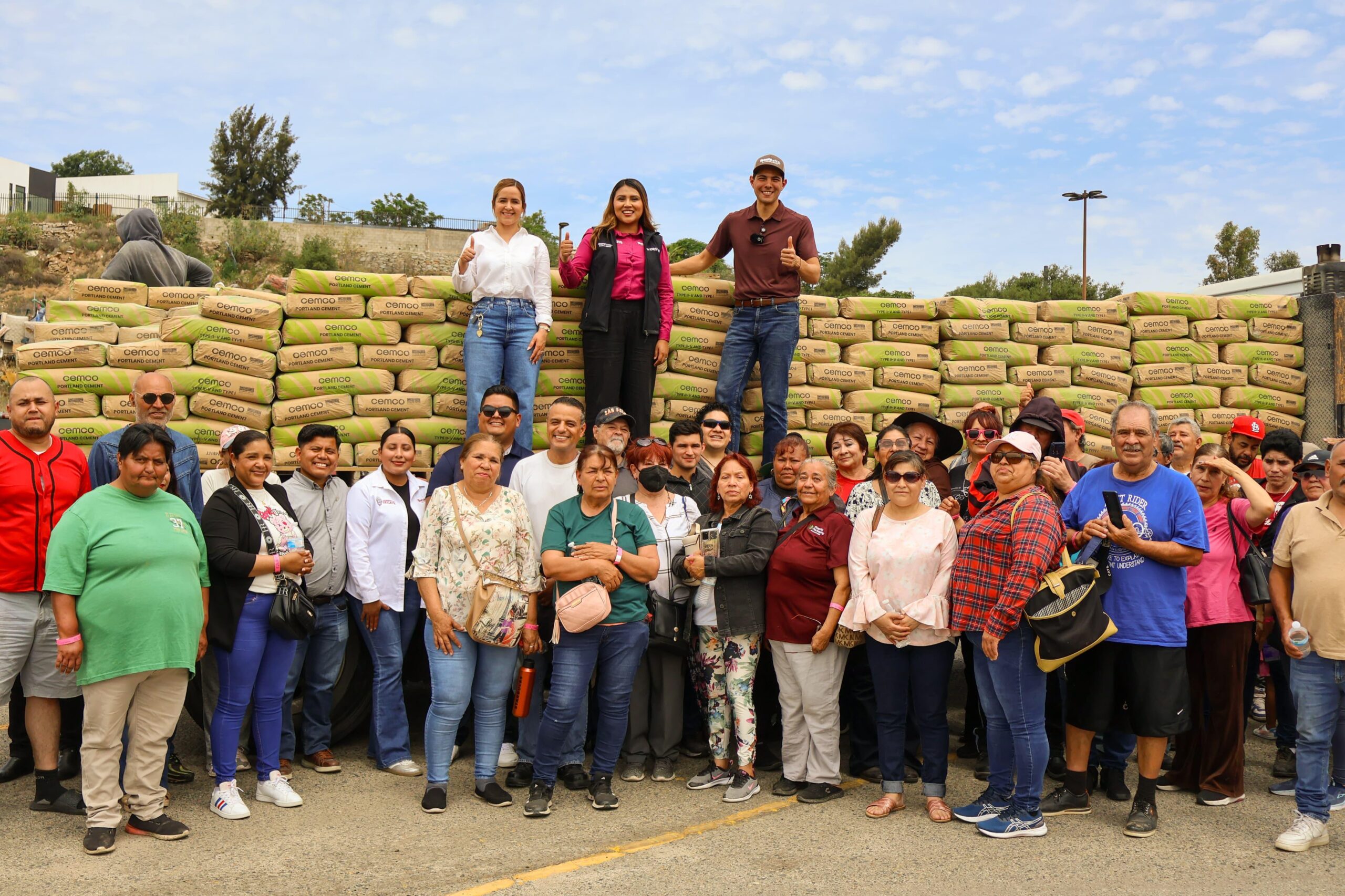 Roman Cota beneficia a 250 familias tecatenses a traves del Programa «Construyendo X Tecate»