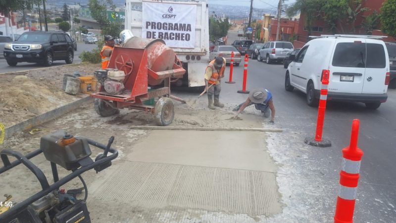 Refuerza CESPT labores de bacheo en Tijuana y Playas de Rosarito