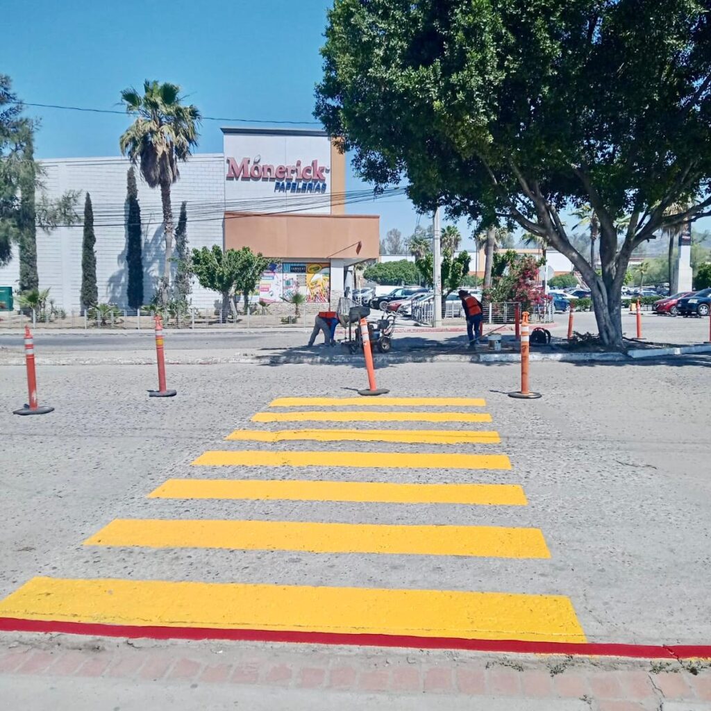 Gobierno de Tecate realiza labores de mantenimiento vial