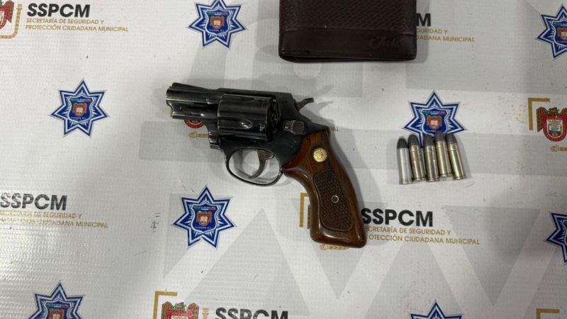 Arresta Policía Municipal a sujeto por robo con violencia en flagrancia y portación de arma de fuego