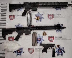 Asegura Policía Municipal a dos personas con armas largas y un kilo de cristal