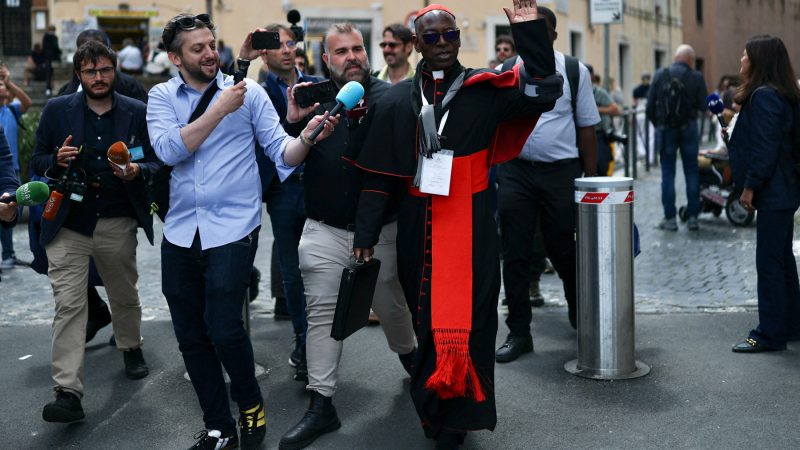 Los cardenales se instalan en el Vaticano a horas del inicio del Cónclave
