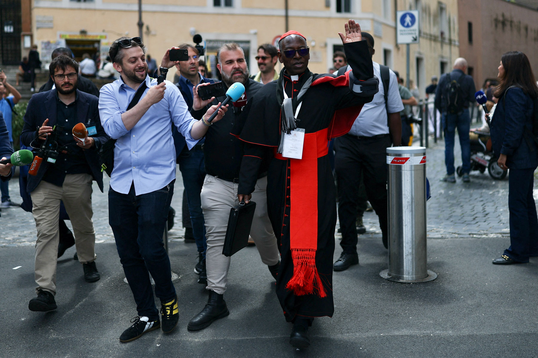 Los cardenales se instalan en el Vaticano a horas del inicio del Cónclave