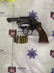Detiene Policía Municipal a cinco personas; una de ellas armada y con orden de aprehensión por narcomenudeo