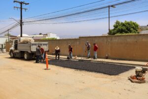 Alcalde Román Cota supervisa avances del programa permanente de bacheo en la colonia Lomitas del Cuchumá