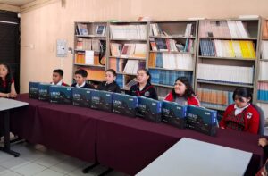 Entrega Secretaría de Educación computadoras a alumnos participantes en niña y niño funcionaria y funcionario 2025
