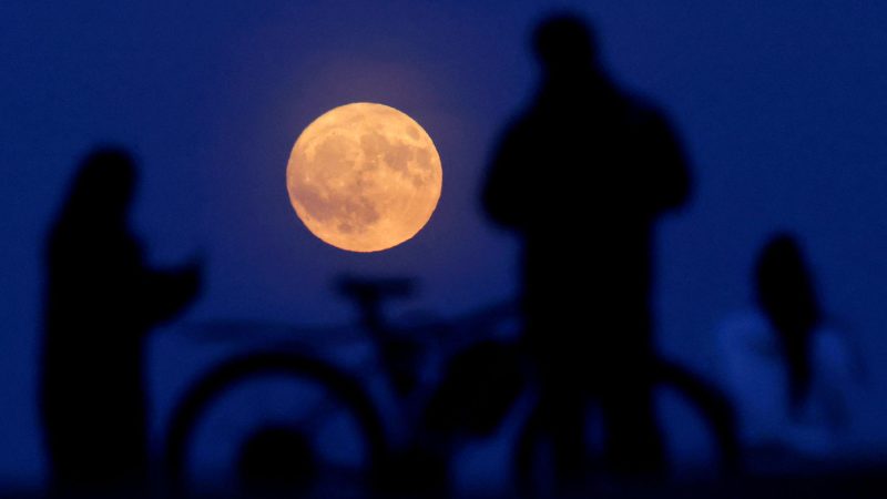 ¿Por qué la Luna de Fresa se ve más grande? Así lució este 2025