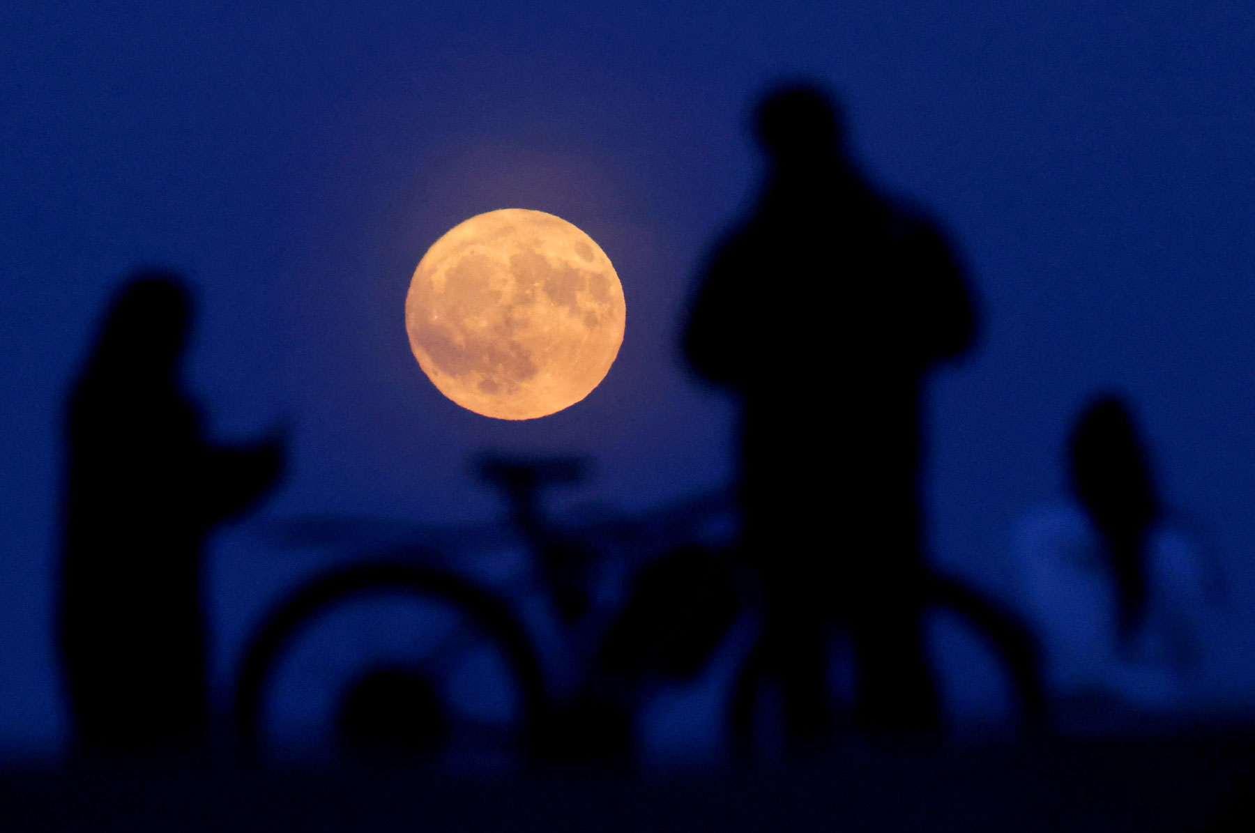 ¿Por qué la Luna de Fresa se ve más grande? Así lució este 2025