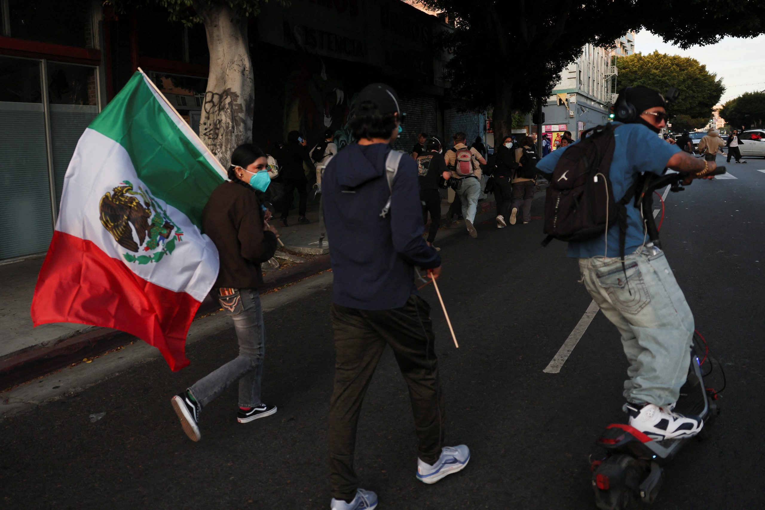 Aficionados acuden a la Copa Oro pese a operativos y protestas en California