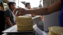 Sheinbaum firma acuerdo para disminuir el precio de la tortilla