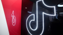 Trump firma decreto que amplía 90 días el plazo para el cierre de TikTok