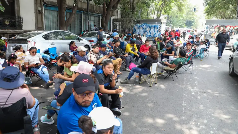 Personas encapuchadas intentan entrar por la fuerza a la Secretaría de Gobernación