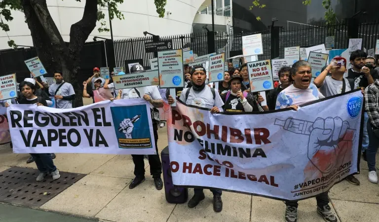 Fotogalería: Con consignas como “Prohibir no es la solución” usuarios de vapeadores protestan frente al Senado