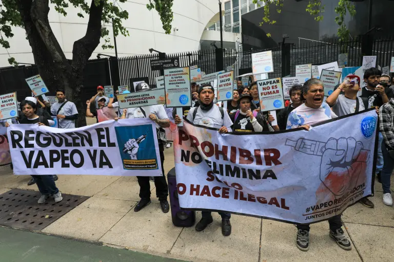 Fotogalería: Con consignas como “Prohibir no es la solución” usuarios de vapeadores protestan frente al Senado