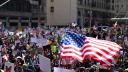 Estadounidenses marchan en Ciudad de México contra las redadas migratorias de Trump
