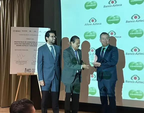 Banco Azteca, Afore Azteca y Seguros Azteca reciben la Insignia de Atención a Personas Adultas Mayores