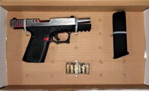 Asegura la Policía Municipal de Tijuana a sujeto armado en respuesta a reporte de la central de radio