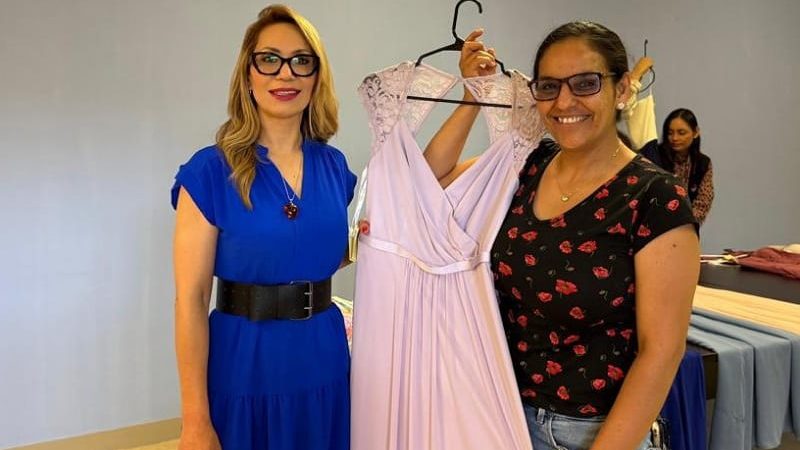 Entrega CEJUM vestidos y trajes para graduaciones  a mujeres, sus hijas e hijos