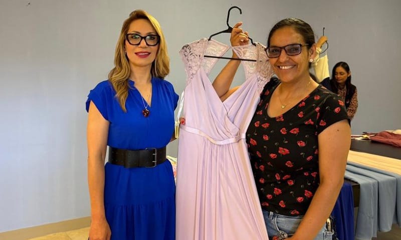 Entrega CEJUM vestidos y trajes para graduaciones a mujeres, sus hijas e hijos