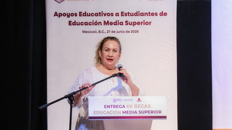 Encabeza Gobernadora Marina del Pilar primera entrega de becas para jóvenes de educación media superior