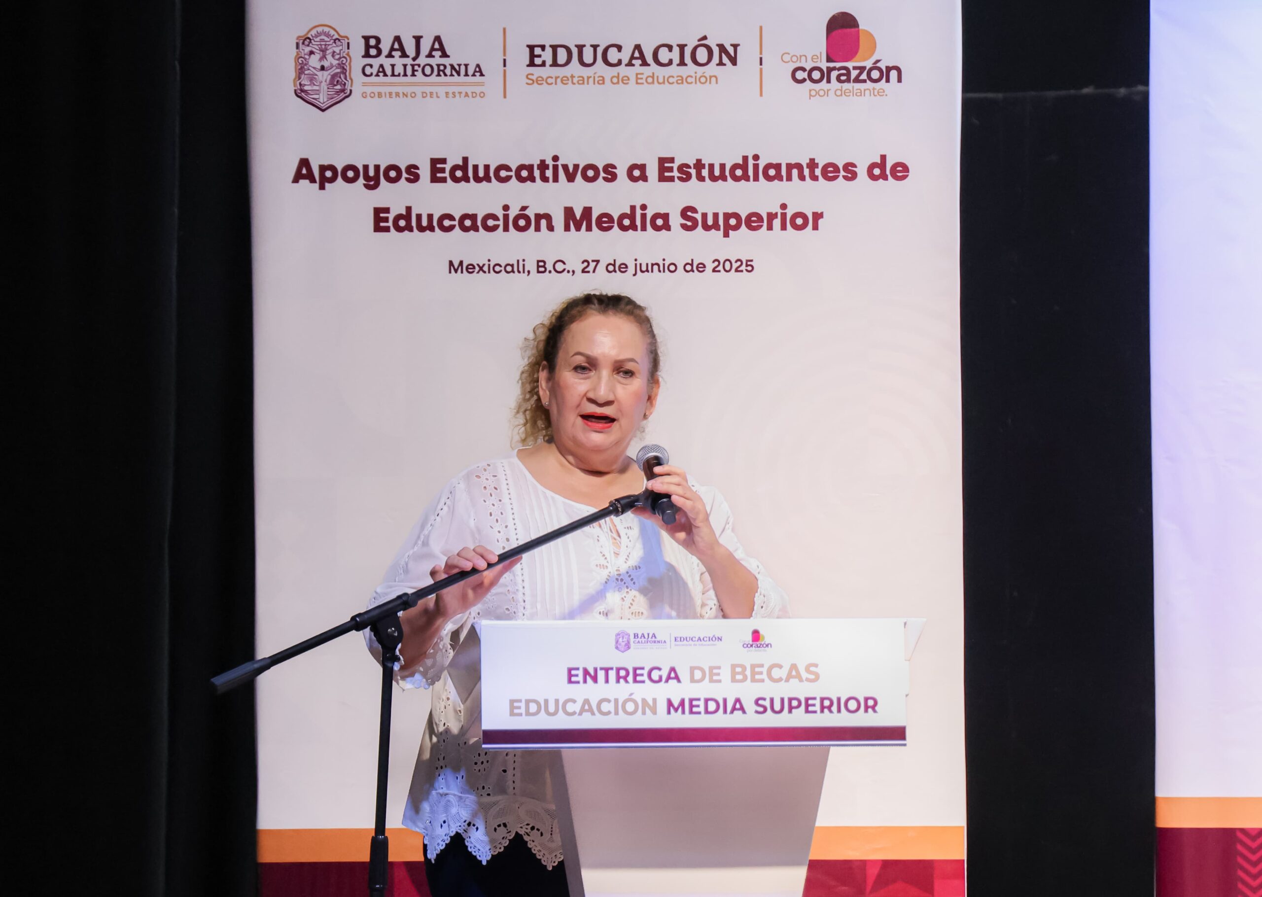 Encabeza Gobernadora Marina del Pilar primera entrega de becas para jóvenes de educación media superior