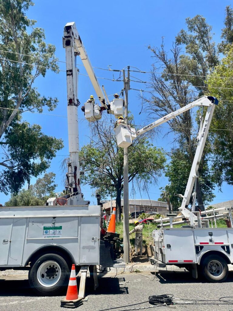 Gobierno de Tecate y CFE restablecen energía tras accidente