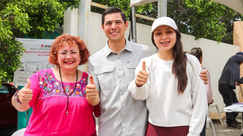 Román Cota emite su voto