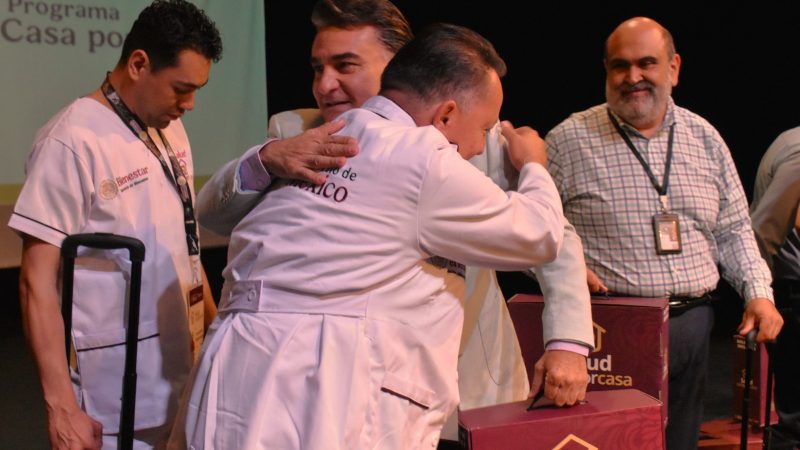 Médicos y enfermeras reciben equipo para el programa Salud Casa por Casa: Ruiz Uribe