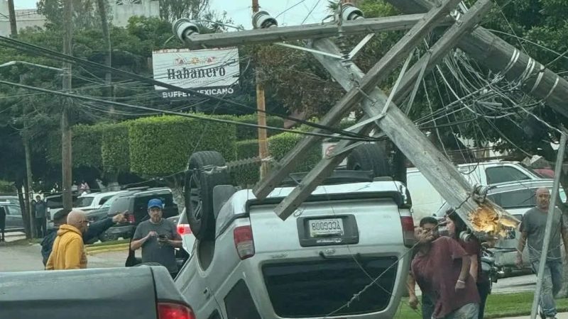 Accidente con volcadura genera cierre parcial en vialidad de Playas de Tijuana