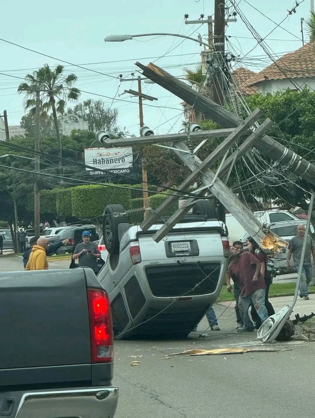 Accidente con volcadura genera cierre parcial en vialidad de Playas de Tijuana